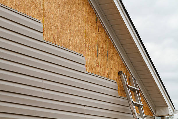 Professional Siding Installation technician working in Buckingham, FL